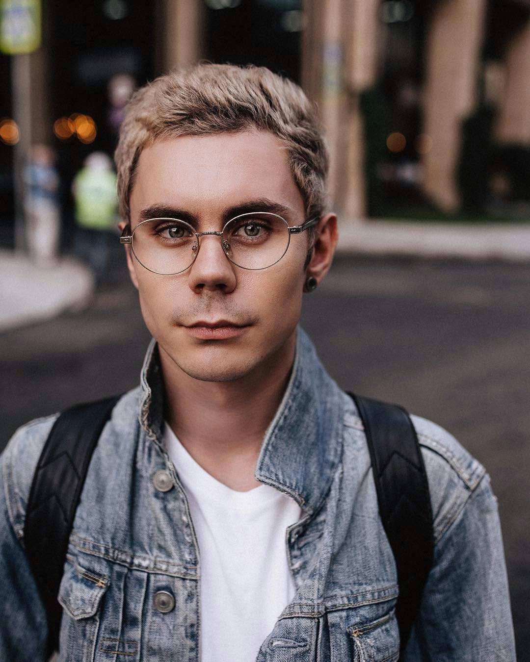 smart guy with glasses wallpaper download - Умный человек в очках скачать обои